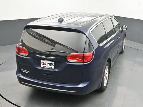 Used 2017 Chrysler Pacifica Touring Plus w/ Tire & Wheel Group FWD image 11