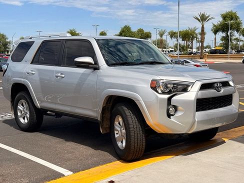 Used 2017 Toyota 4Runner SR5 AWD/4WD image 3