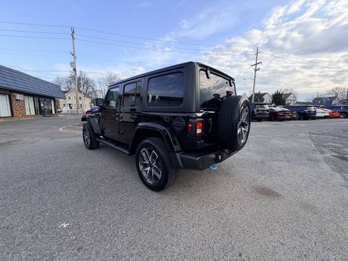 Used 2024 Jeep Wrangler Unlimited w/ Convenience Group AWD/4WD image 45