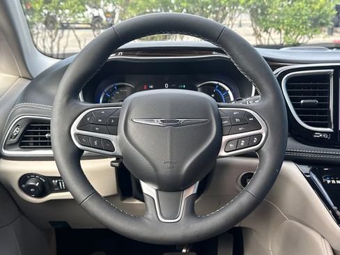 Used 2023 Chrysler Pacifica Limited w/ Uconnect Theater Family Group FWD image 14