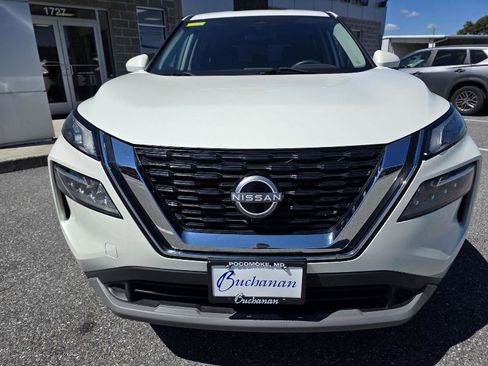 Used 2023 Nissan Rogue SV image 2