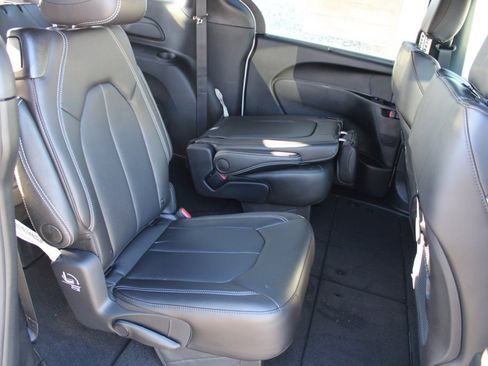 New 2026 Chrysler Pacifica Select image 30