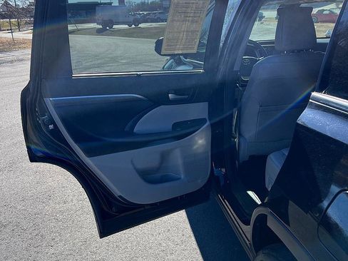Used 2017 Toyota Highlander Limited image 17