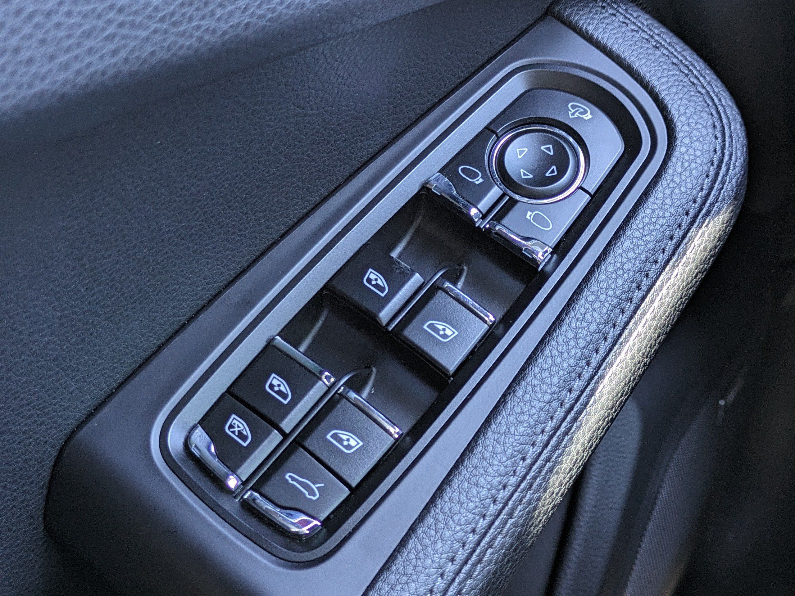 Used 2022 Porsche Macan AWD/4WD image 24