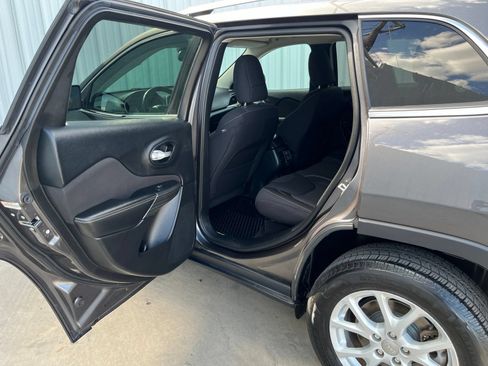 Used 2016 Jeep Cherokee Latitude w/ Cold Weather Group AWD/4WD image 12