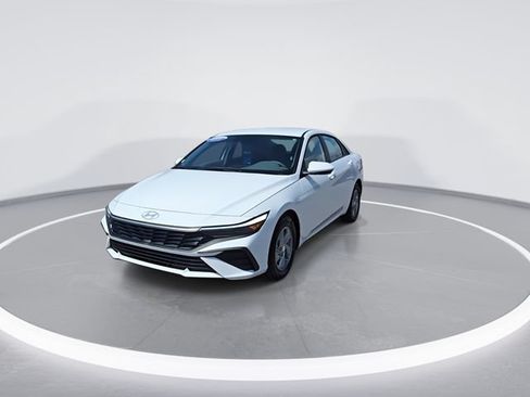 Used 2025 Hyundai Elantra SE FWD image 4