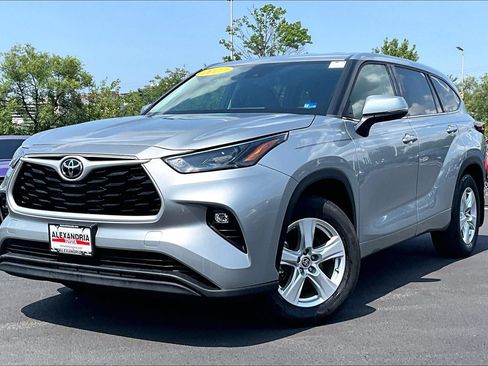 Used 2022 Toyota Highlander LE AWD/4WD image 1