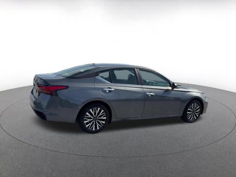 Used 2025 Nissan Altima 2.5 SV FWD image 15