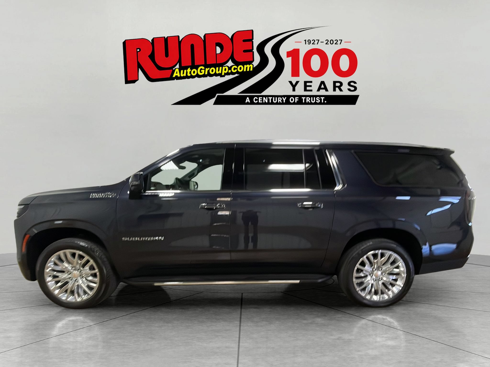 Used 2025 Chevrolet Suburban High Country w/ Sun And Tow Package AWD/4WD image 3