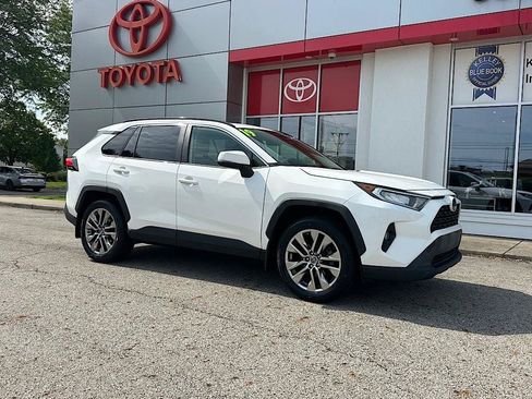 Certified 2019 Toyota RAV4 XLE Premium w/ Cold Weather Package AWD/4WD image 8