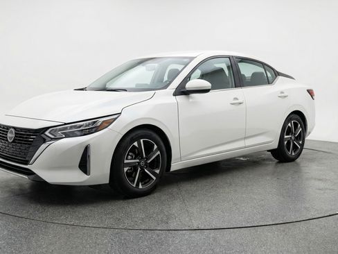 Used 2025 Nissan Sentra SV image 3