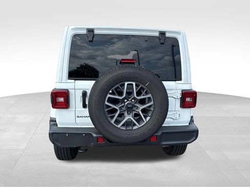 Used 2026 Jeep Wrangler Unlimited Sahara AWD/4WD image 4