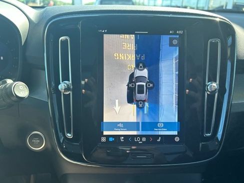 Certified 2025 Volvo XC40 B5 Plus AWD/4WD image 27