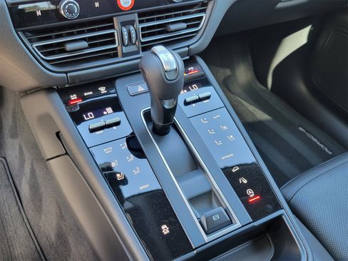 Certified 2025 Porsche Macan image 22