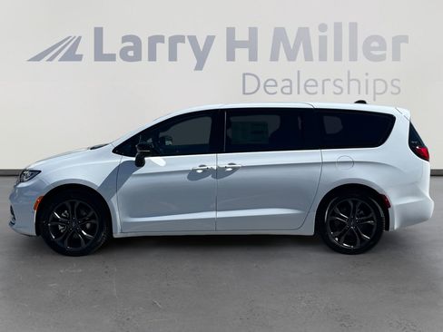 New 2026 Chrysler Pacifica Select image 2