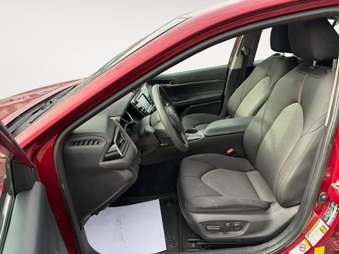 Used 2019 Toyota Camry LE image 11
