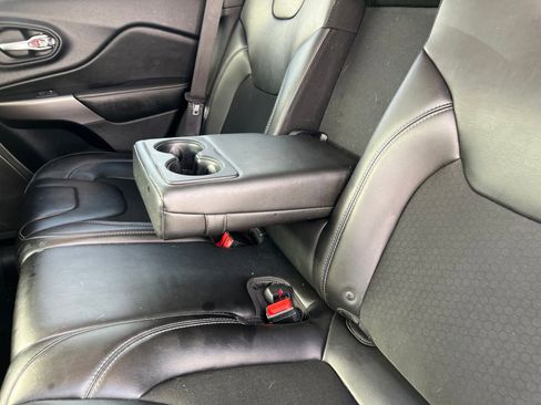 Used 2019 Jeep Cherokee Latitude Plus w/ Cold Weather Group AWD/4WD image 20
