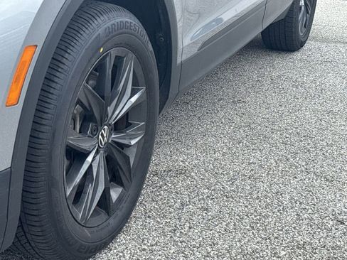Used 2024 Volkswagen Tiguan SE image 18