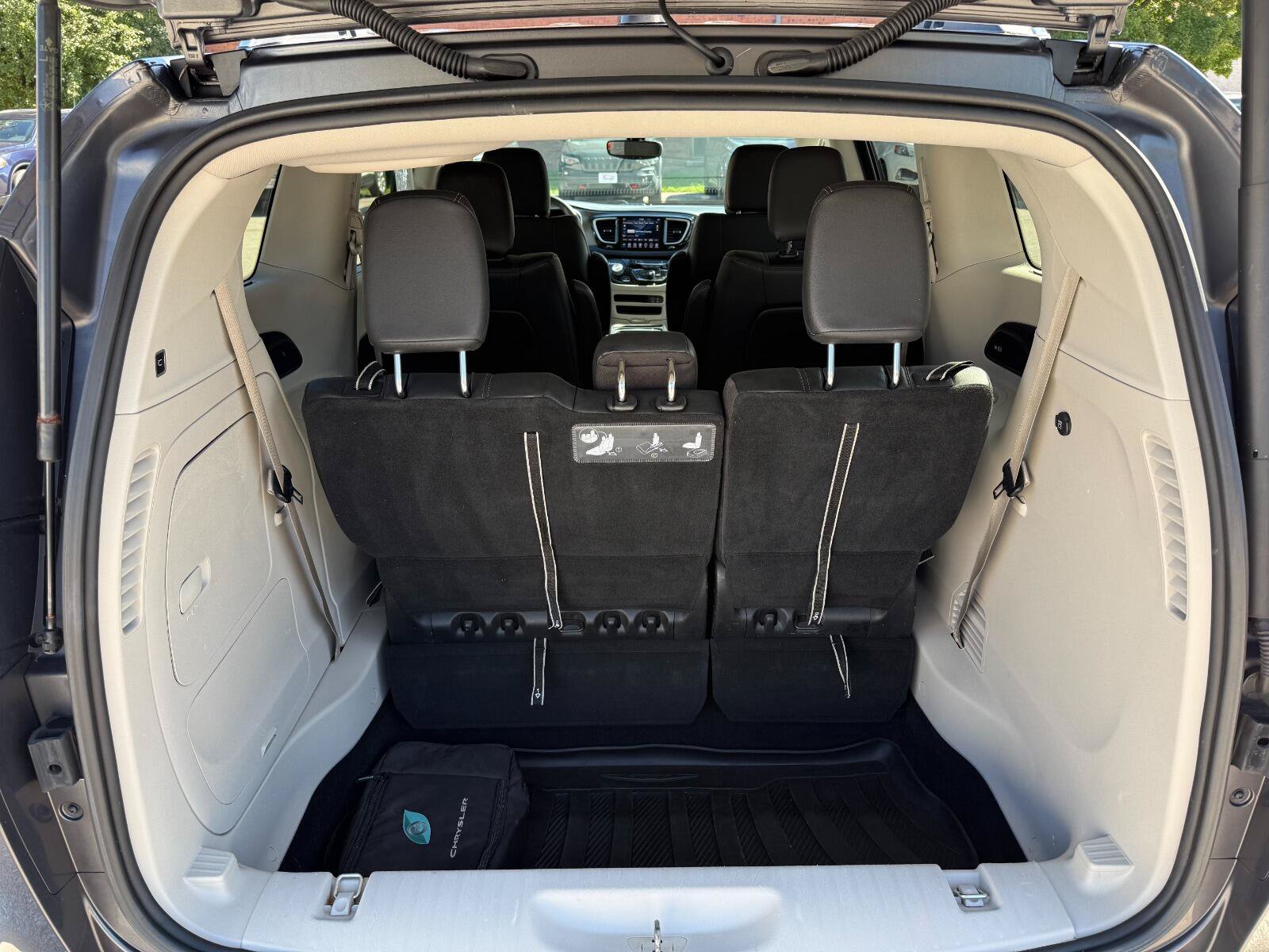 Used 2020 Chrysler Pacifica Touring-L w/ Premium Audio Group FWD image 14