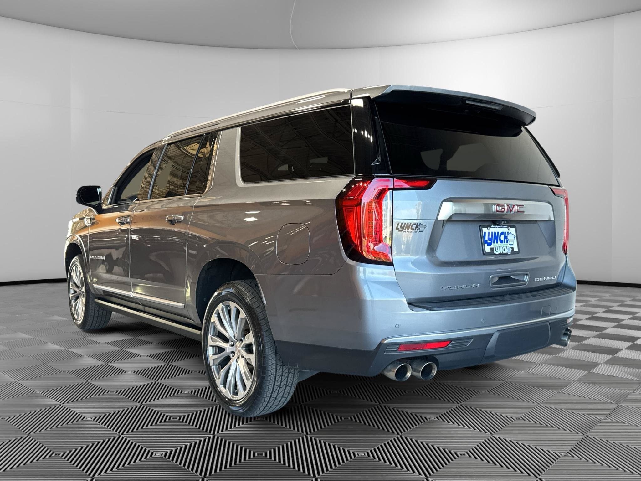 Used 2021 GMC Yukon XL Denali w/ Denali Premium Package AWD/4WD image 3