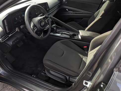 Used 2024 Hyundai Elantra SE image 9