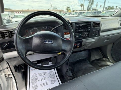 Used 2004 Ford F550 4x4 Regular Cab Super Duty image 4