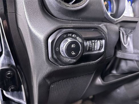 Used 2022 Jeep Gladiator Overland image 18
