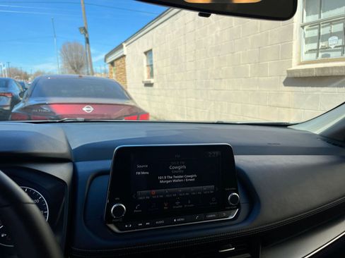 Used 2025 Nissan Rogue SV image 17