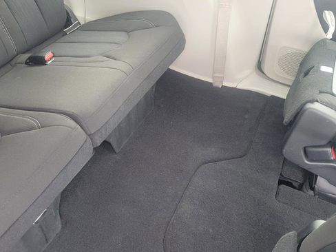 Used 2022 Chrysler Voyager LX image 28