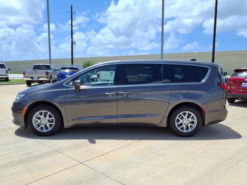 Used 2023 Chrysler Pacifica Touring-L FWD image 3