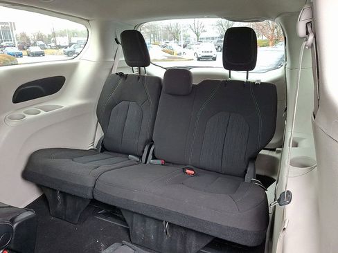Used 2023 Chrysler Voyager LX image 10