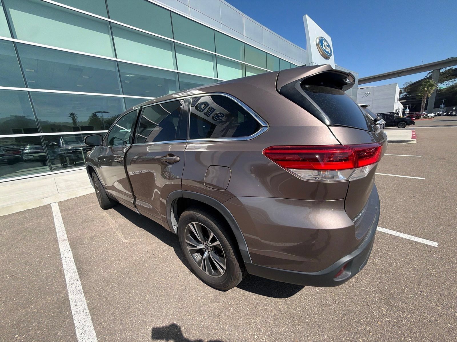 Used 2018 Toyota Highlander Plus w/ Carpet Mat Package (TMS) FWD image 13