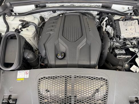 Certified 2023 Porsche Macan AWD/4WD image 27