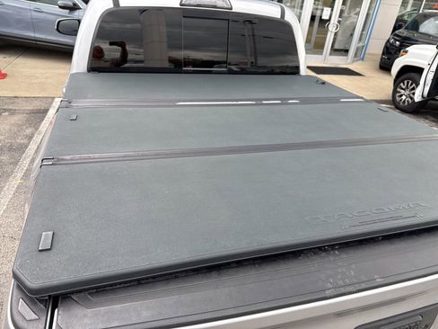 Used 2018 Toyota Tacoma TRD Sport image 8