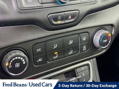 Used 2022 GMC Terrain SLE image 17