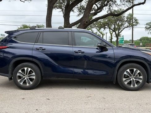 Used 2023 Toyota Highlander XLE FWD image 4