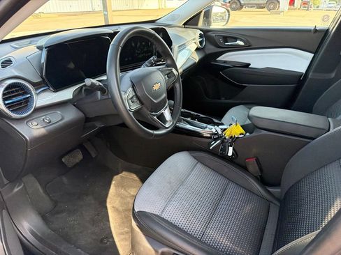 Used 2025 Chevrolet Trax LT w/ LT Convenience Package FWD image 9