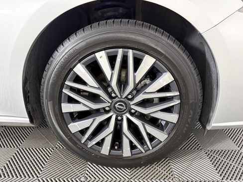 Used 2025 Nissan Altima 2.5 SV FWD image 10