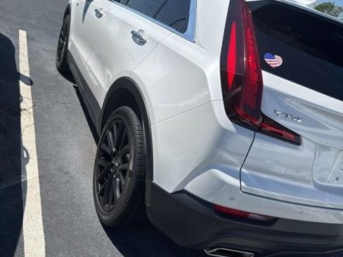 Used 2022 Cadillac XT4 Luxury w/ LPO, ONYX Package FWD image 9