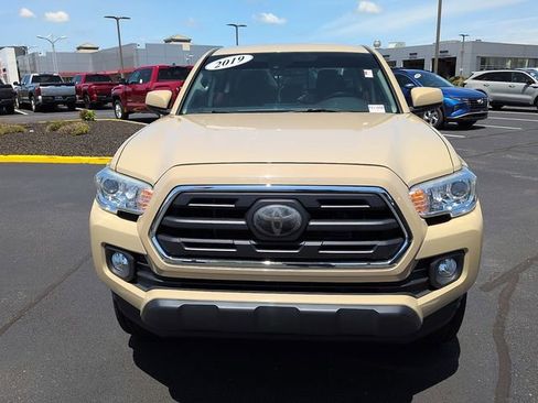 Used 2019 Toyota Tacoma SR5 AWD/4WD image 2