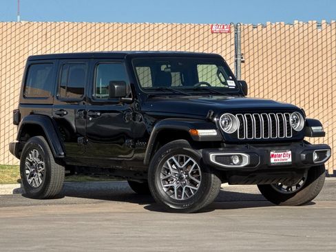Used 2025 Jeep Wrangler Unlimited Sahara AWD/4WD image 2