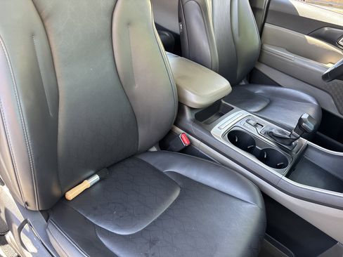 Used 2025 Kia Carnival FWD image 8