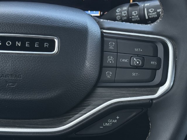 Used 2023 Jeep Wagoneer L Series II AWD/4WD image 14