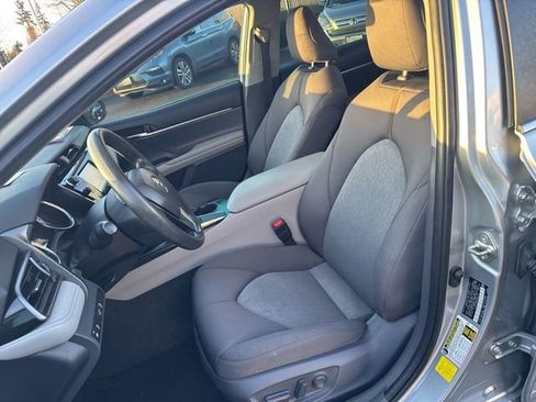 Used 2019 Toyota Camry LE image 10