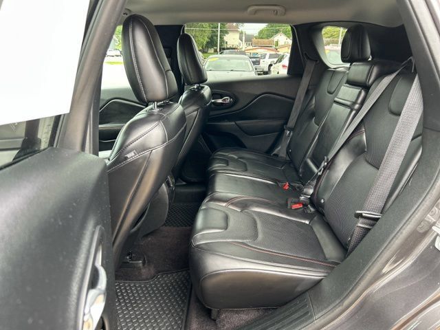 Used 2019 Jeep Cherokee Trailhawk AWD/4WD image 18