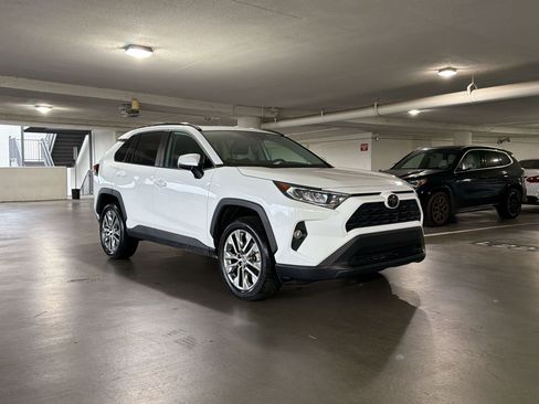 Used 2020 Toyota RAV4 XLE Premium FWD image 6