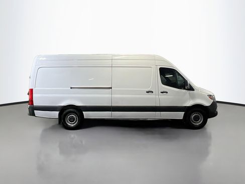 Used 2024 Mercedes-Benz Sprinter 2500 image 3