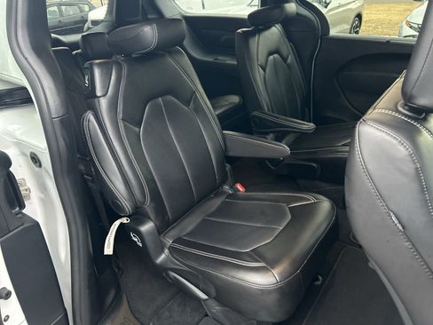 Used 2025 Chrysler Pacifica Select image 36