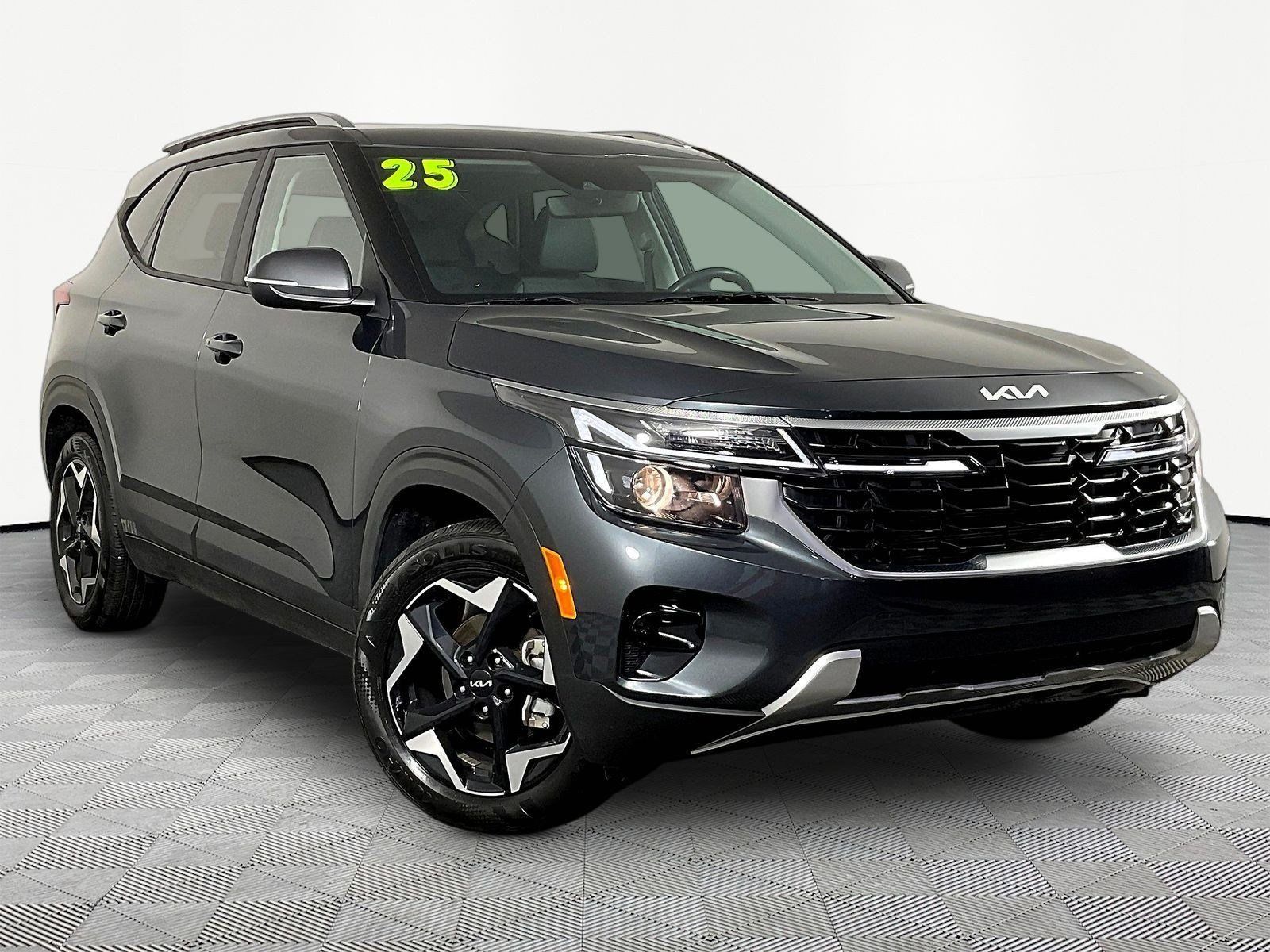 Certified 2025 Kia Seltos S FWD image 3