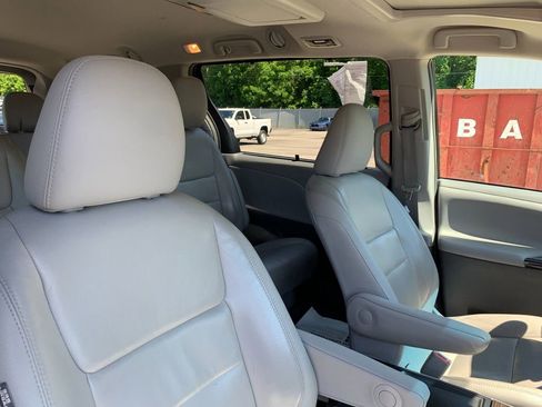 Used 2017 Toyota Sienna XLE Premium AWD/4WD image 22